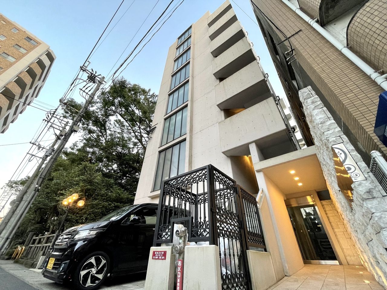 鹿児島中央駅から繁華街天文館の中間に位置する。アクセス良好な閑静な住宅街に建つデザイナーズマンション。