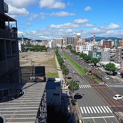 周辺環境 市電・市バスが通る幹線道路。生活環境は申し分なしです。
