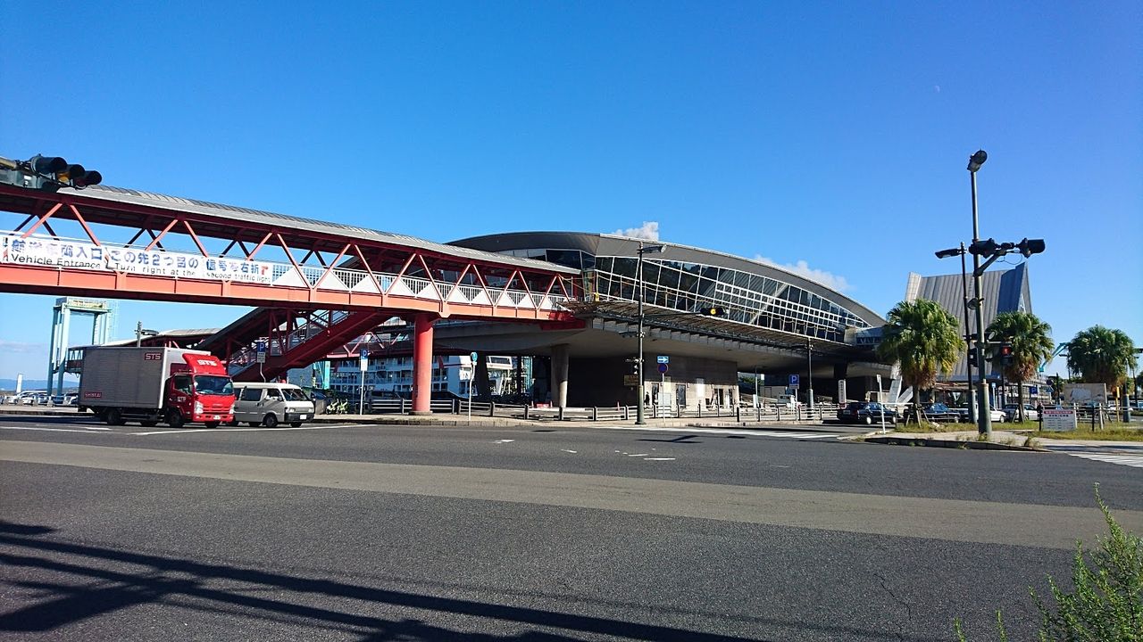 歩道橋で結ばれる桜島フェリーターミナル