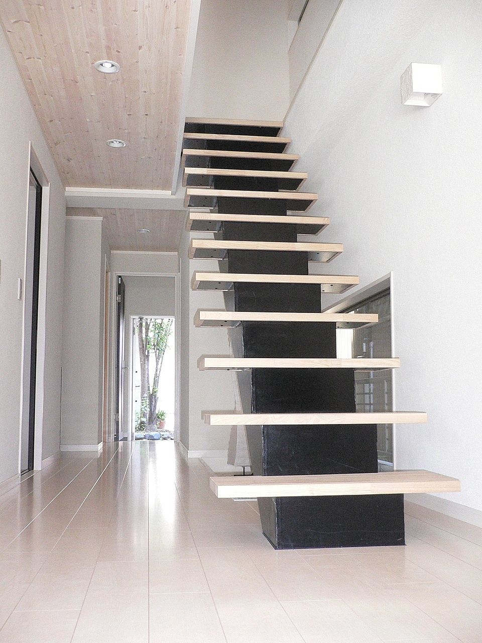
洗練された無駄のない空間。宙を歩いているような階段。モノトーンに色調が映えるデザイン。